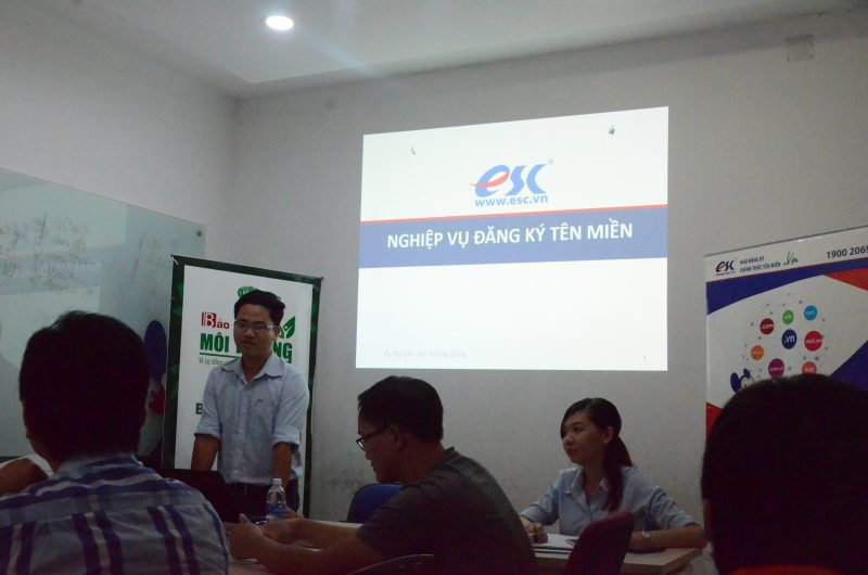 Đại diện ESC cung cấp các kiến thức nghiệp vụ tên miền .VN cũng như giải đáp các vướng mắc về thủ tục.