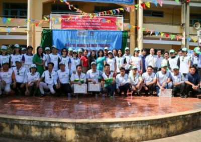 Trao học bổng và quà tại trường THCS Bình Châu