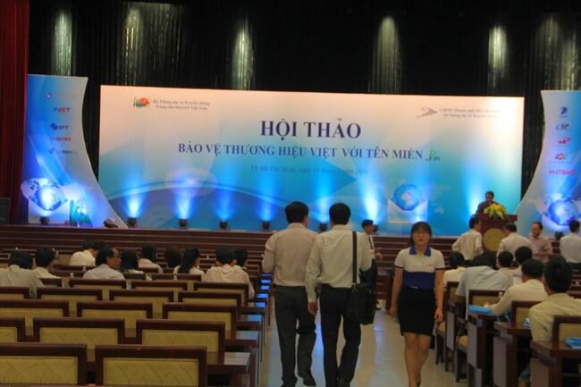 Khung cảnh hội trường với những quan khách đầu tiên