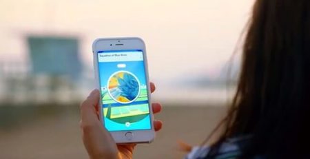 Giới nữ cũng khó thoát khỏi sự "cám dỗ" của Pokemon GO.