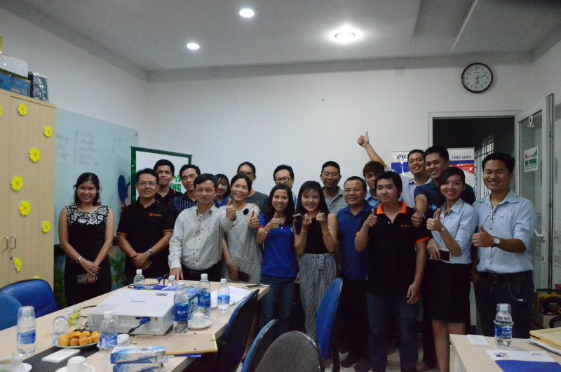 Các thành viên chụp ảnh lưu niệm.