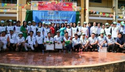 Trao học bổng và quà tại trường THCS Bình Châu